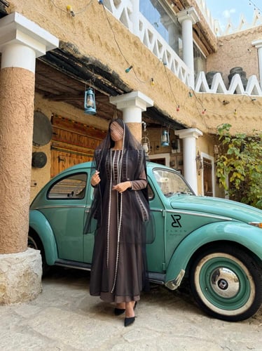 فستان التاسيس باللون البني