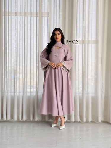 فستان وردي بتفاصيل شك بالاكمام