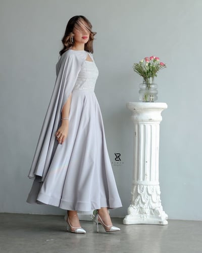 فستان رمادي بـصدريه شك