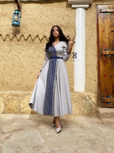 فستان رمادي بتطريز كحلي