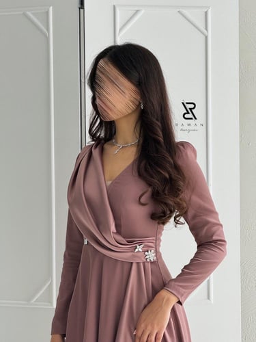 فستان وردي بتفاصيل وشك انيق