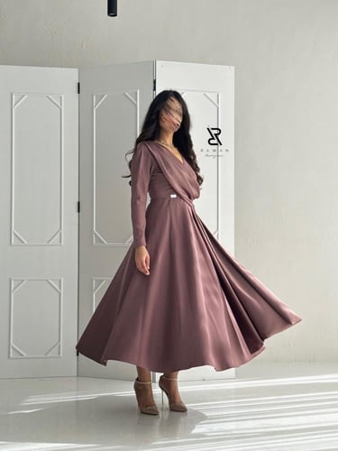 فستان وردي بتفاصيل وشك انيق