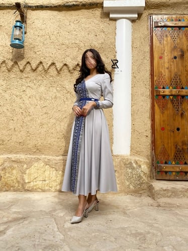 فستان رمادي بتطريز كحلي