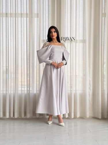 فستان رمادي بتفاصيل شك بالاكتاف