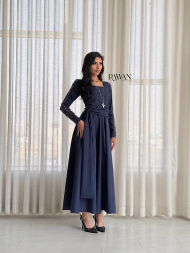 فستان كحلي بتفاصيل شك بالاكمام