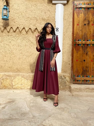 فستان عودي بتطريز فضي