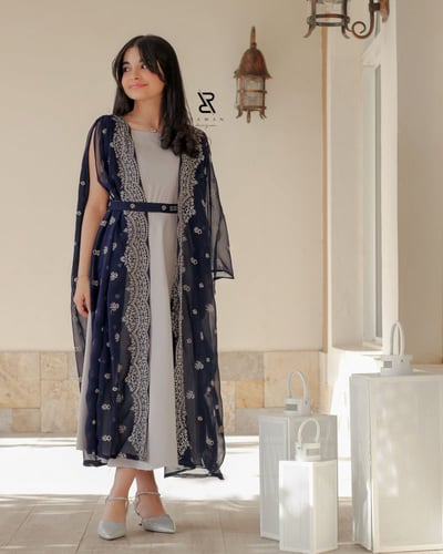 فستان رمادي بشيفون كحلي مطرز