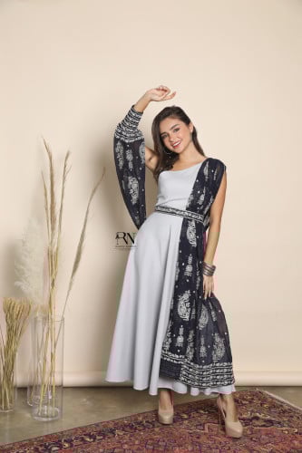 فستان رمادي بشيفون كحلي مطرز