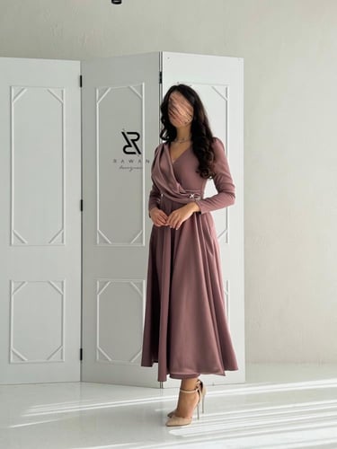 فستان وردي بتفاصيل وشك انيق