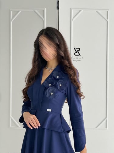 فستان كحلي بتفاصيل ورد انيق