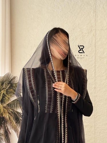 فستان التاسيس بـ تفاصيل بني