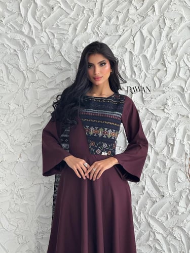 فستان بورغندي بتطريز مميز