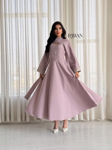 فستان وردي بتفاصيل شك بالاكمام