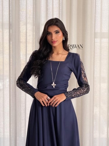 فستان كحلي بتفاصيل شك بالاكمام