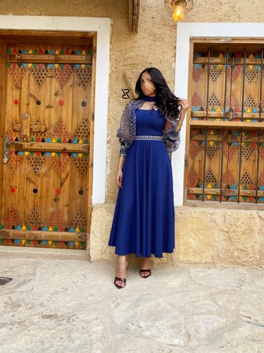 فستان كحلي بتطريز فضي