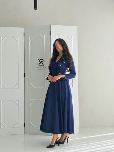 فستان كحلي بتفاصيل ورد انيق