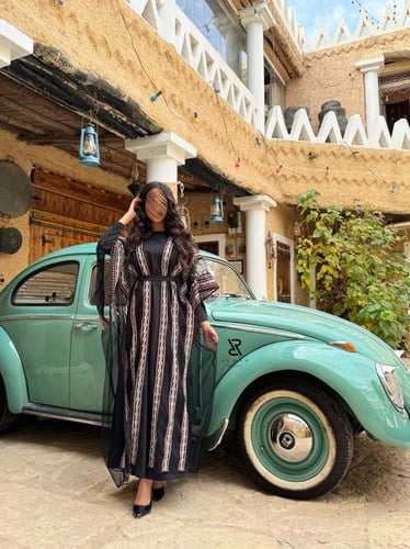 فستان التاسيس بـ تفاصيل عنابي