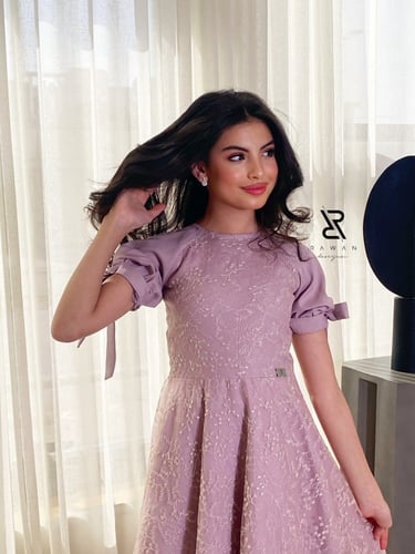 فستان وردي بتفاصيل تطريز