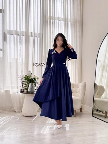 فستان كحلي مع تفاصيل شك وكسرات