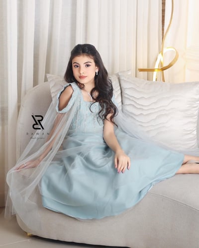 فستان رمادي مطرز اكمام طويله