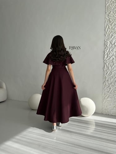 فستان عنابي مع شك