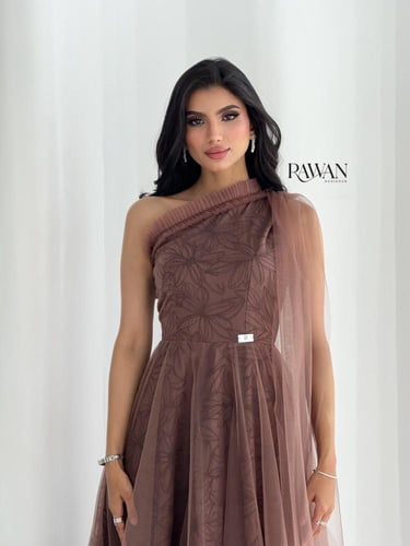 فستان بني مطرز