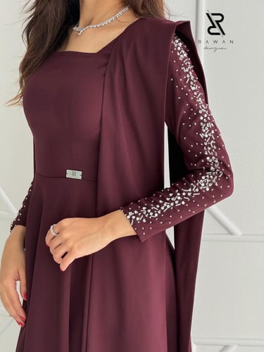 فستان برغندي بتفاصيل شك