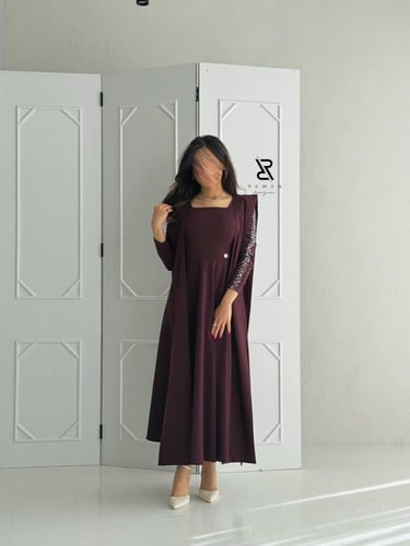 فستان برغندي بتفاصيل شك