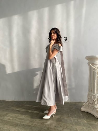 فستان فضي مميز