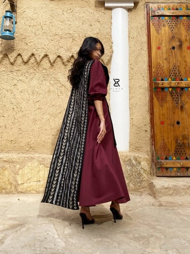 فستان عودي بتطريز فضي