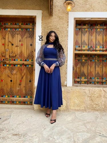 فستان كحلي بتطريز فضي