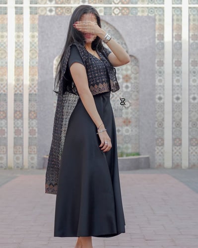 فستان اسود بشيفون مطرز
