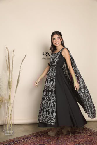 فستان اسود بتطريز فضي