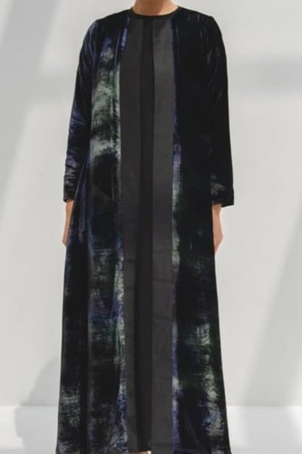 تسليم فوري - عبايه مخمل أسود كوري مموج بلون فيروزي...