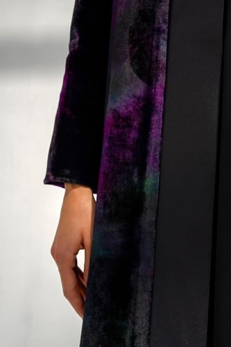 عبايه مخمل أسود كوري مموج بلون أخضر وارجواني #103