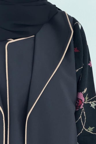 تسليم فوري عبايه تفته اسود محدد بذهبي و أكمام لنن...