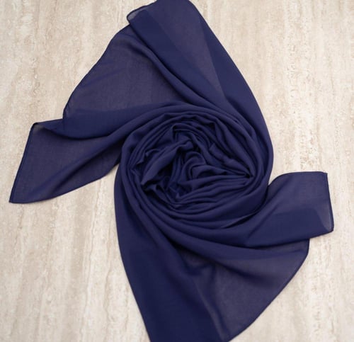 تسليم فوري - عبايه مخمل أسود كوري مموج بلون فيروزي...