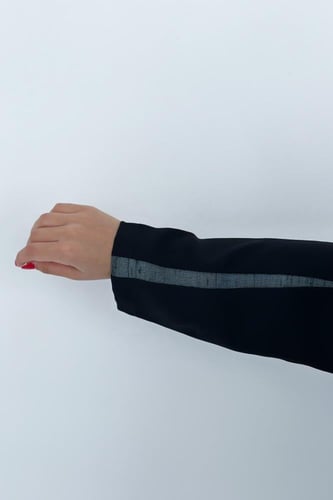 عبايه كريب كوري اسود بقصات اخضر مموج وشك احجار #60...