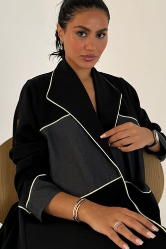 عباية كريب أسود تكسير محدده باصفر فسفوري #805