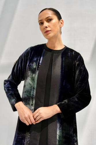 عبايه مخمل أسود كوري مموج بلون فيروزي وبنفسجي #104