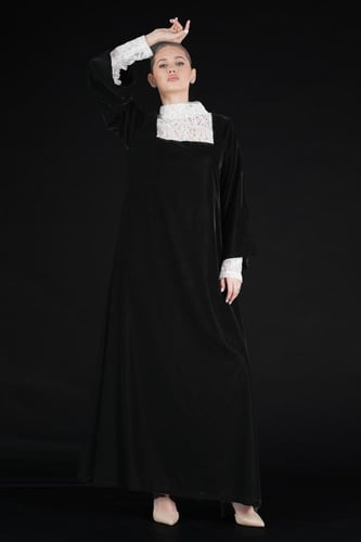 جلابيه مخمل كوري أسود مزينه بدانتيل أبيض