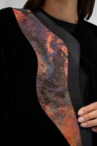 عبايه مخمل أسود كوري مزينه بتفته فرنسي #107