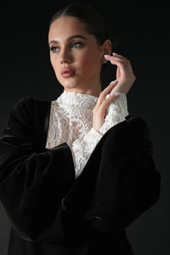 جلابيه مخمل كوري أسود مزينه بدانتيل أبيض