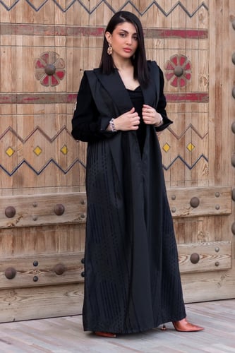 عبايه 88- من التفته الهنديه بتطريز أسود من الجنب و...