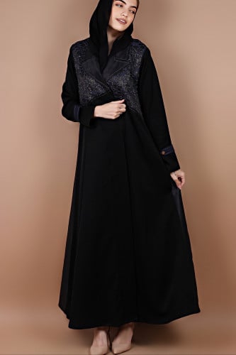 عبايه من الكريب الياباني والتفته مزينه بتطريز