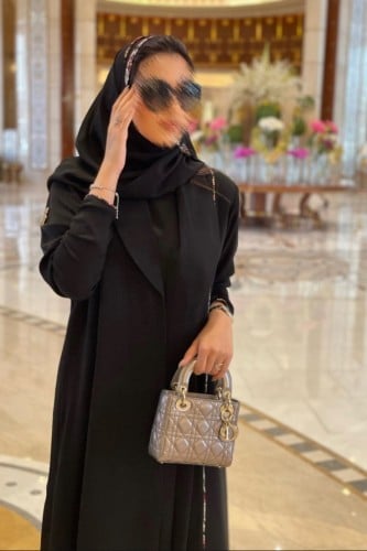 عباية بخطوط ورد من الكريب الكوري - تسليم فوري #66