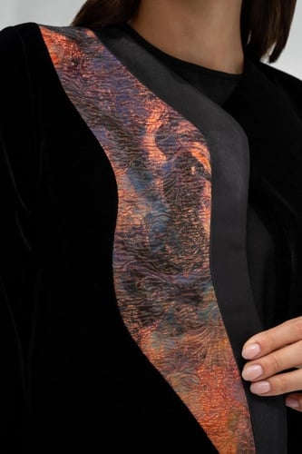 تسليم فوري - عبايه مخمل أسود كوري مزينه بتفته فرنس...