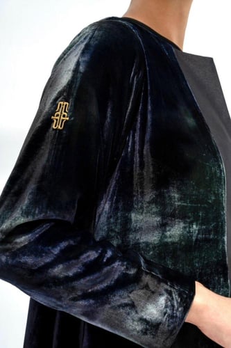 تسليم فوري - عبايه مخمل أسود كوري مموج بلون فيروزي...