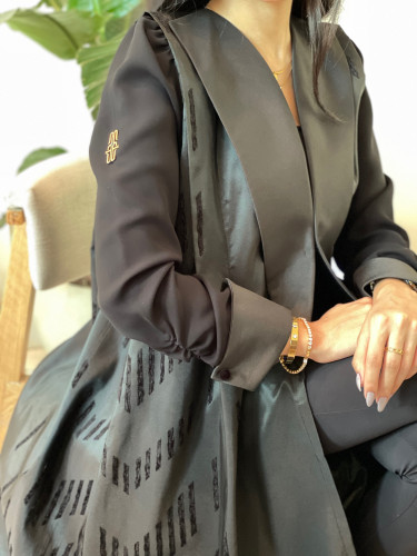 عبايه 88- من التفته الهنديه بتطريز أسود من الجنب و...