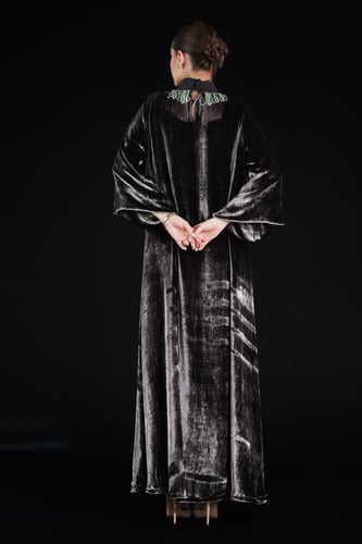 جلابيه مخمل فرنسي مزينه بهدب مبطنه بشيفون